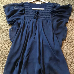 Mudd flutter sleeve top in navy.‎ 🛒
